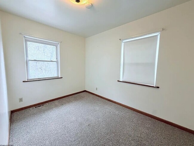 Building Photo - Large 4 Bedroom Home Near WVU, Hospitals & Downtown Morgantown