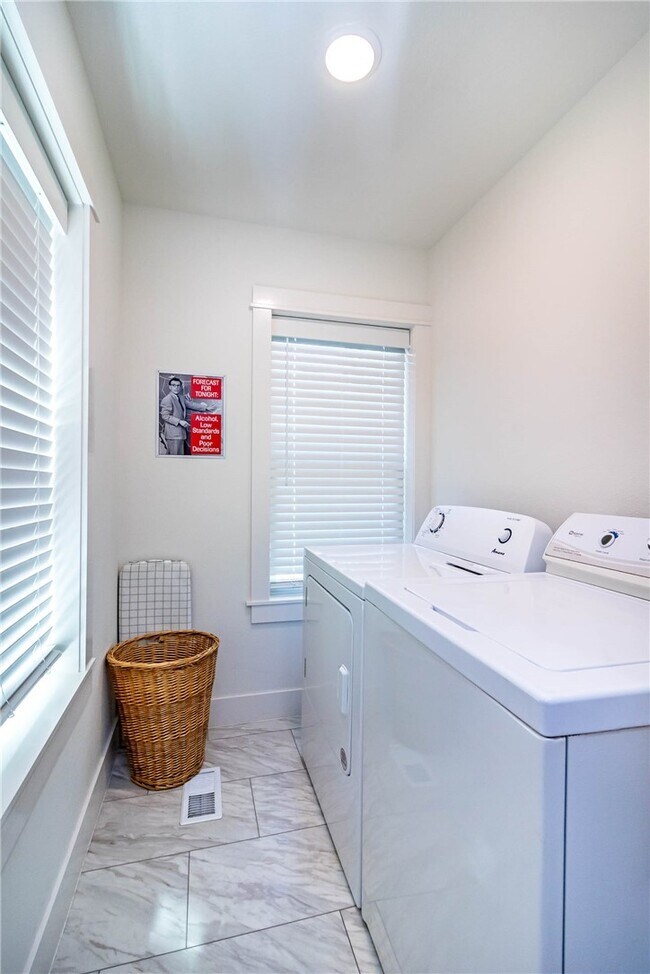 Building Photo - 394 Fletcher Ave