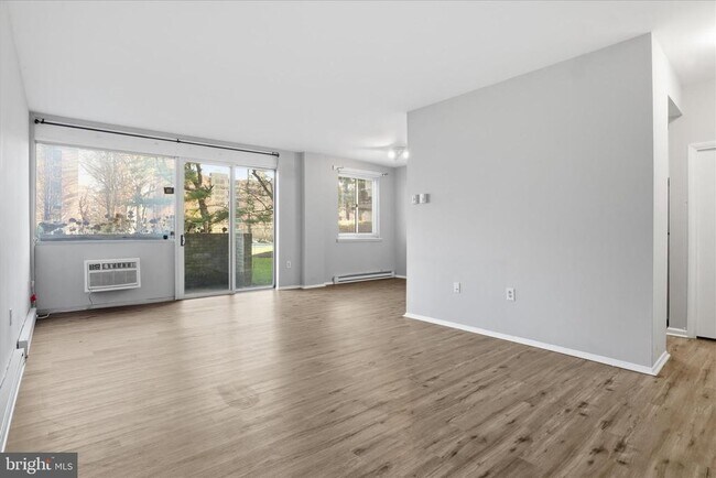 Building Photo - 3245 Rio Dr