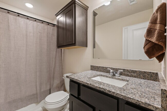 Building Photo - 1320 Kingsgate Dr