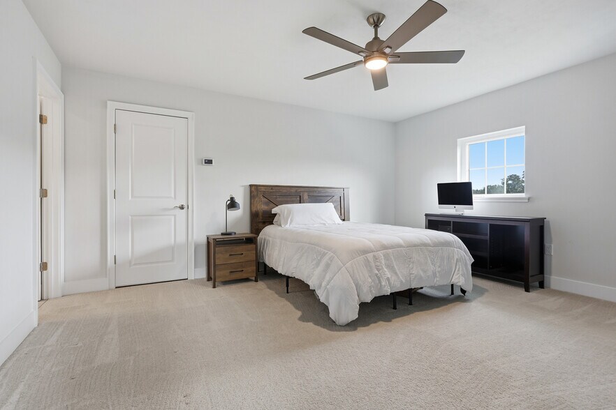 Building Photo - 534 SW 145th Dr