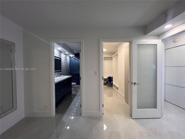 Building Photo - 100 Bayview Dr