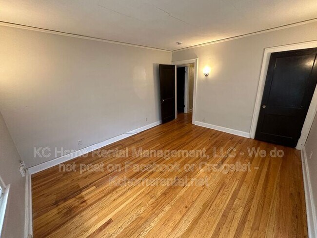Building Photo - 207 W 51 Terrace