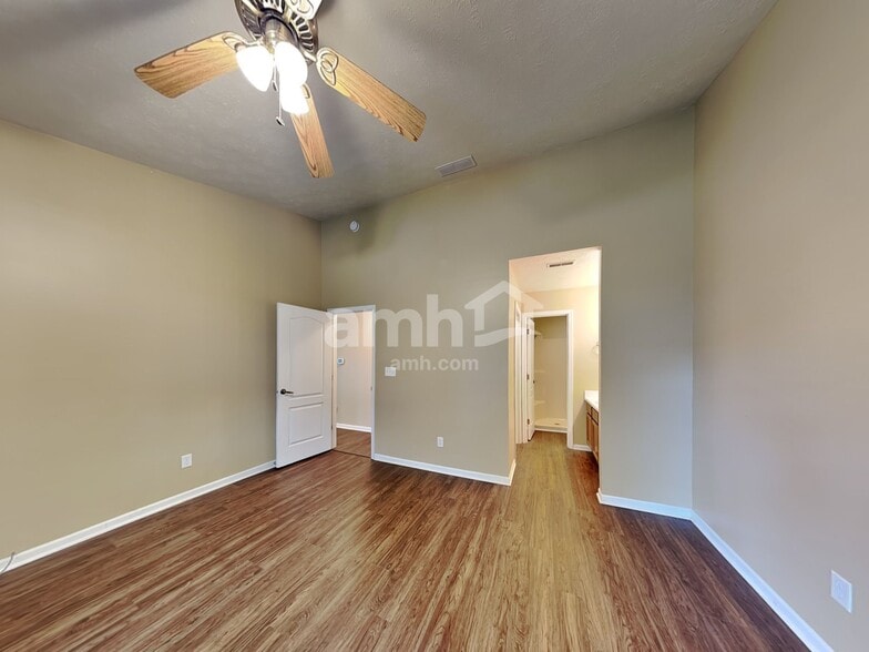 Building Photo - 1460 Persimmon Cir