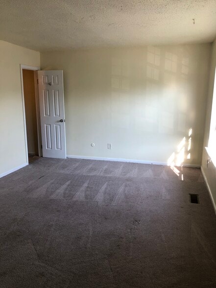 Building Photo - 5417 Grand Lake Cres