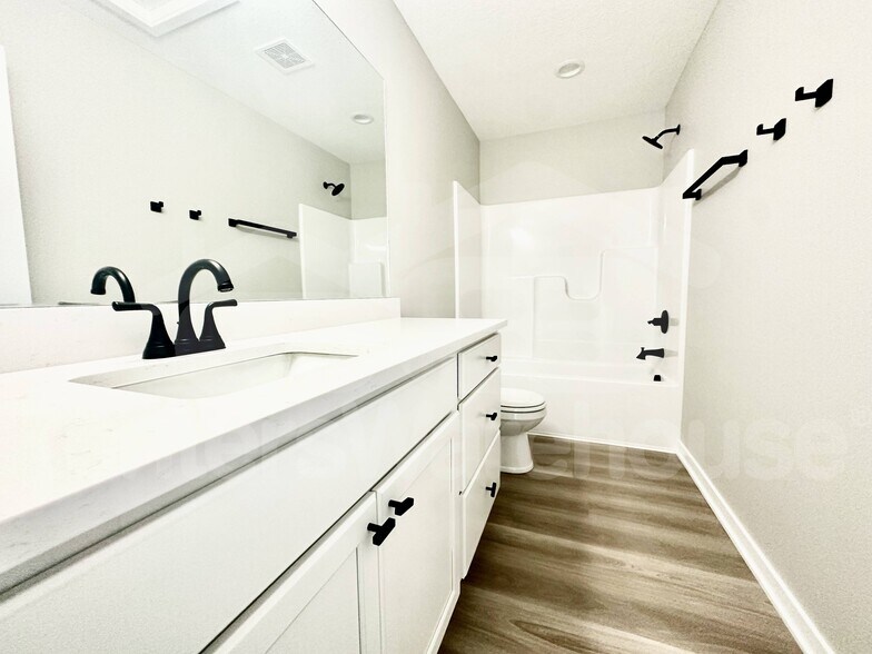 Building Photo - 7000 Lake Hill Dr