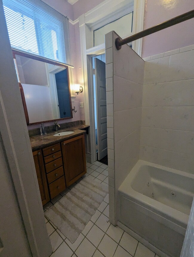 Building Photo - 5107 Dryades St