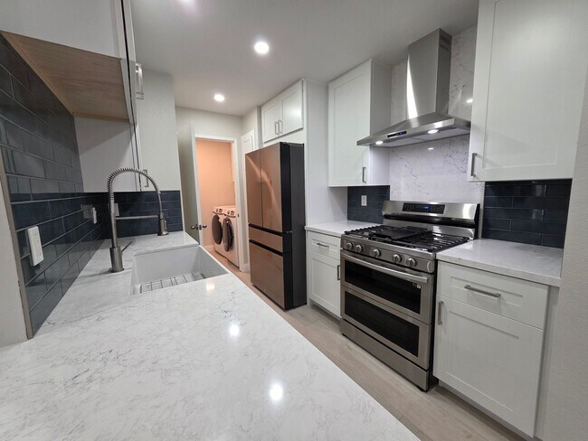 Building Photo - Immaculate Guard-Gated First-Floor Condo!