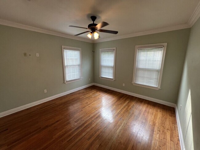 Building Photo - Charming 3 Bedroom Home Near LSU, University Lakes & Parade Routes!