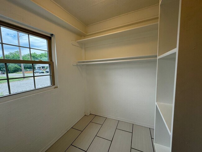 Building Photo - Cute 2 bedroom 2 bathroom home!