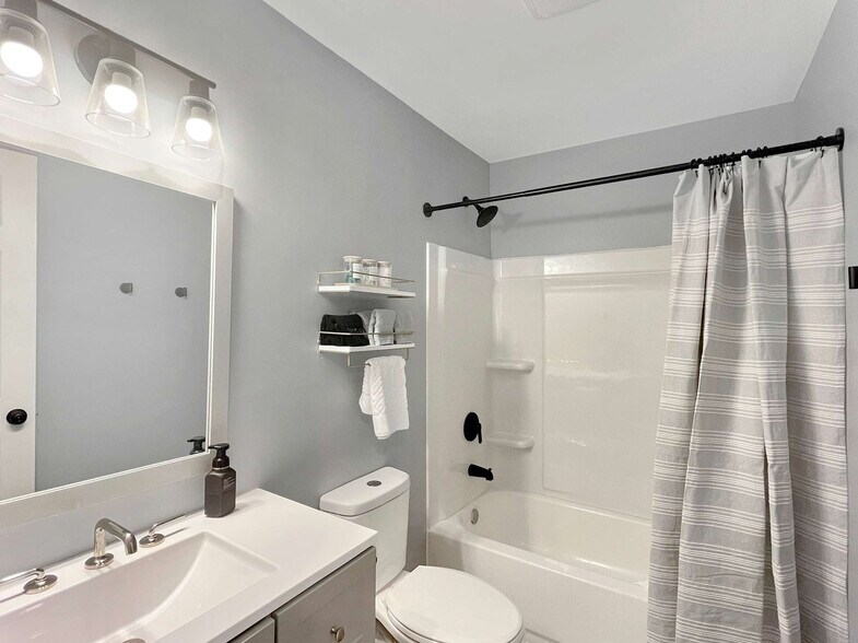 Building Photo - 501 W 9th St