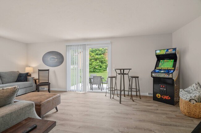 Building Photo - 2598 Parkwood Dr