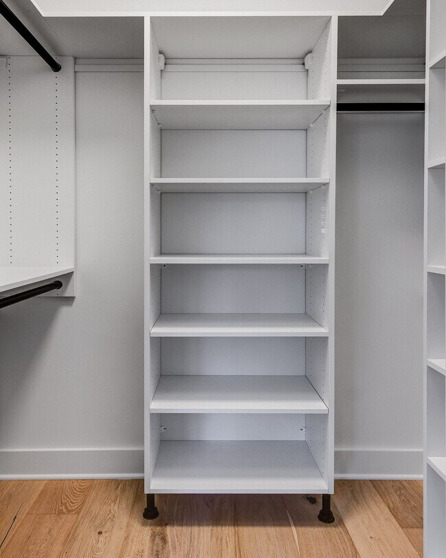 Building Photo - 20 E Redman Ave