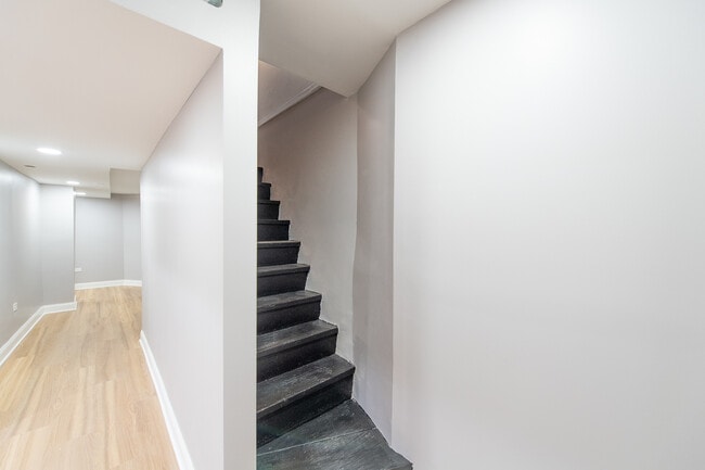 Building Photo - 1028 W Oakdale Ave