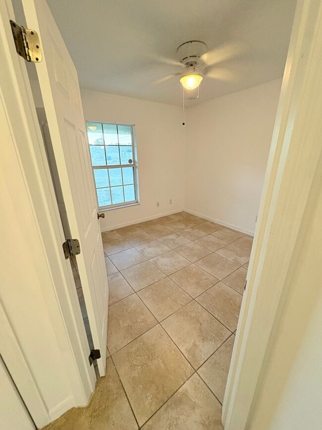 Building Photo - Charming Single-Family Home for Rent in Lehigh Acres