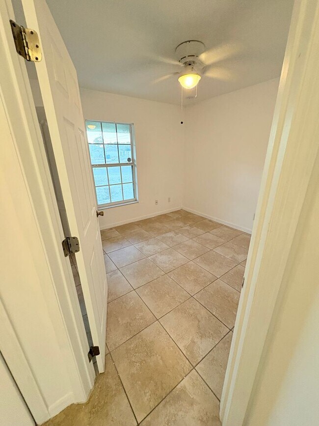 Building Photo - SPECIAL $500 off 1st Months' Rent-Charming Single-Family Home for Rent in Lehigh Acres