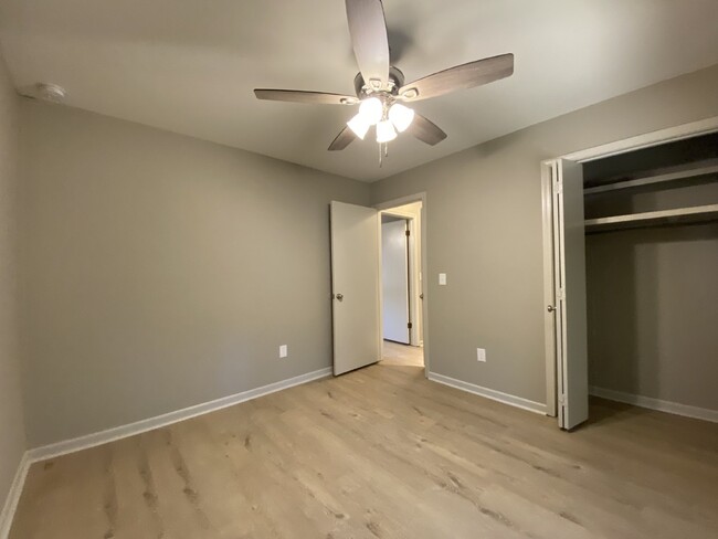 Building Photo - "Charming 2-Bedroom Gem with 850 Sq Ft of ...