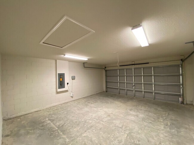 Building Photo - Great new rent on 4/2! Desirable SW Ocala Neighborhood 4/2/2 *WON'T LAST*