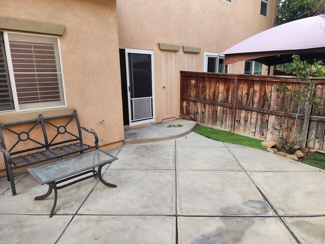 Building Photo - Murrieta 2 Bedroom Townhome + Office, Loft...