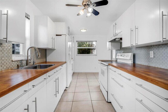 Building Photo - 8002 Lagos De Campo Blvd