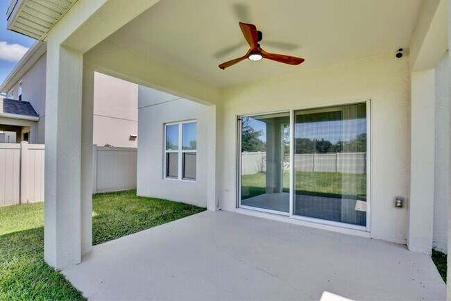 Building Photo - Stylish and Spacious 3/2.5 Home with No Re...