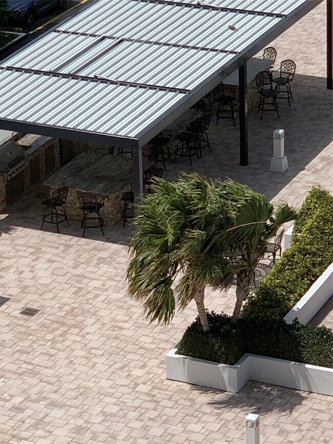 Building Photo - 525 N Ocean Blvd