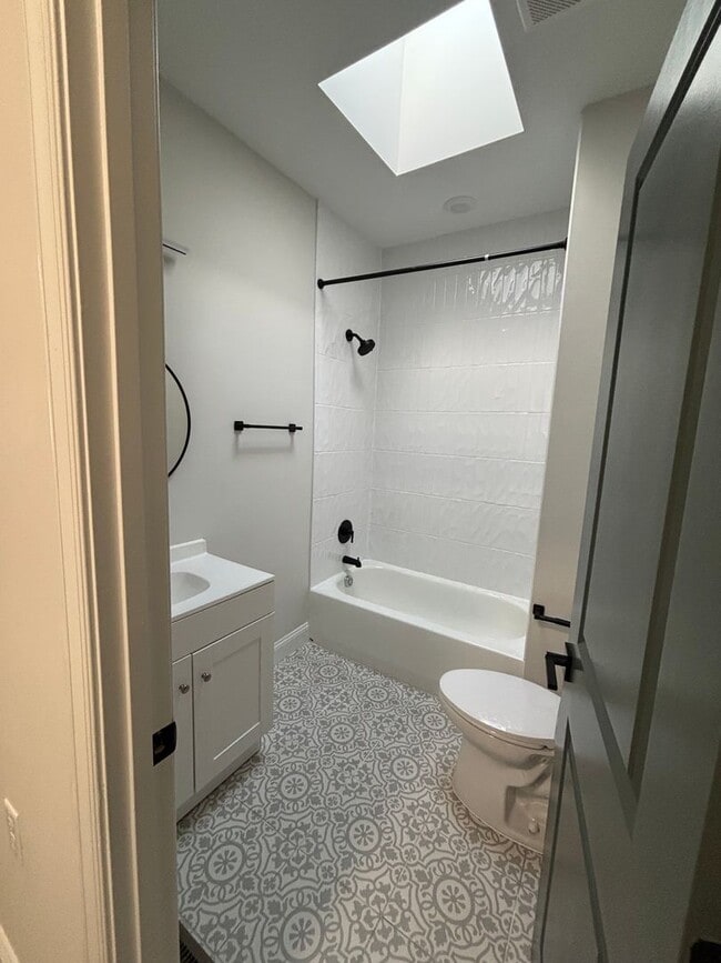 Building Photo - Newly Renovated 4BR/2BA Family Home in Win...