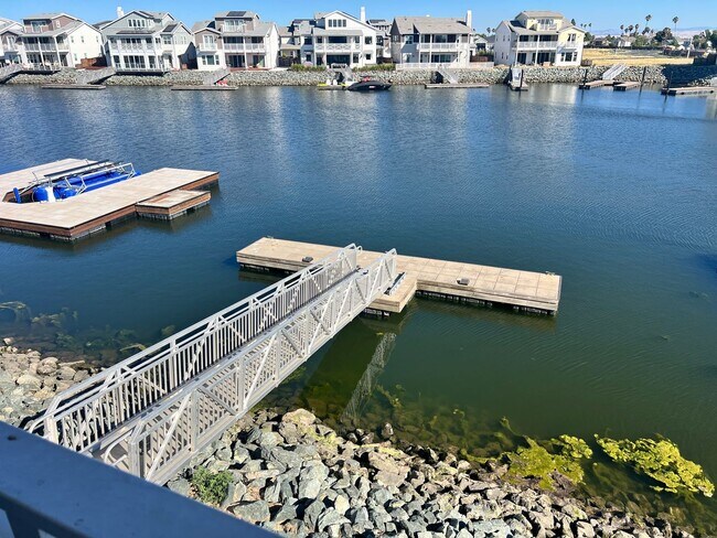 Building Photo - Waterfront Beauty