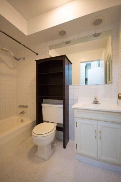 Building Photo - 515 W Wrightwood Ave