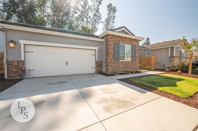 Building Photo - Newer East Clovis Home, 4BR/2BA, with Sola...