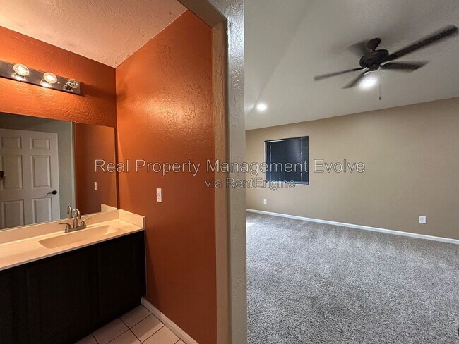 Building Photo - 5943 W Drake Ct