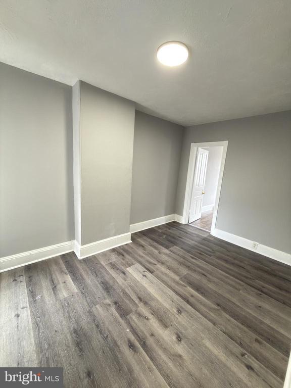 Building Photo - 249 E Oak St