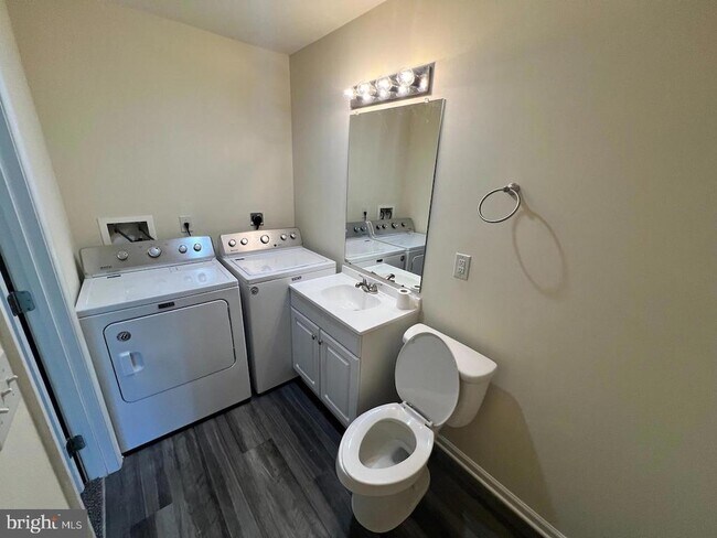 Building Photo - 705 PRENTISS Pky