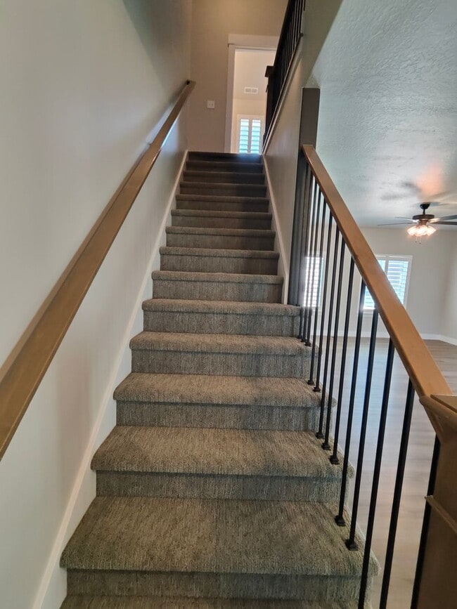 Building Photo - Spacious 4 bed/2.5 bath Home!