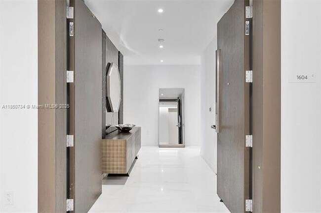Building Photo - 300 Biscayne Blvd Way