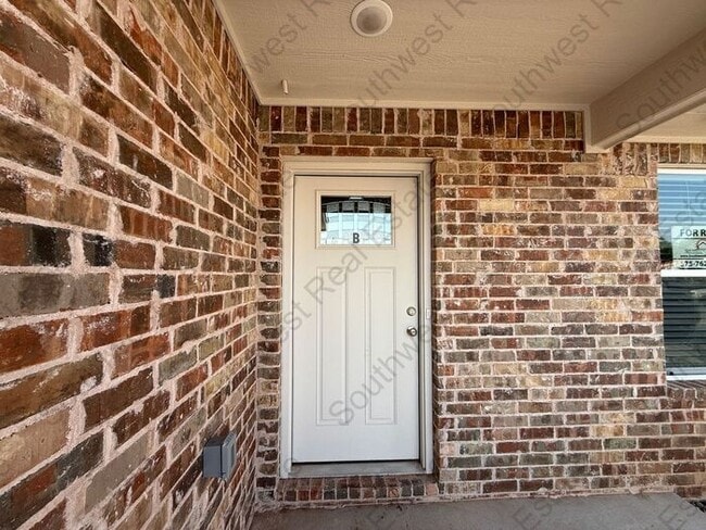 Primary Photo - Spacious 2 bedroom 2 bath Duplex.