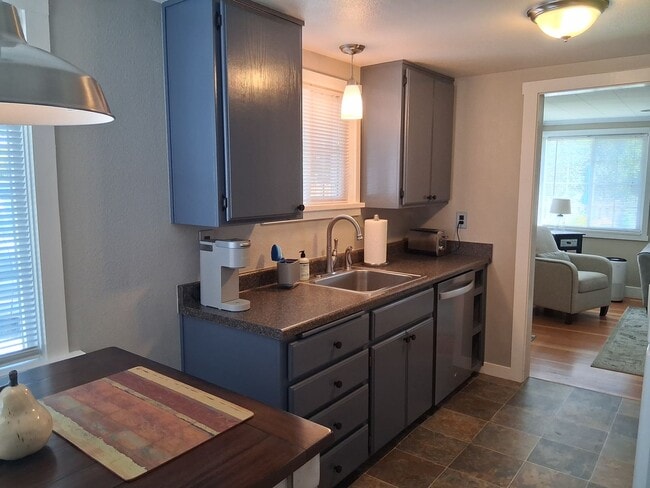 Building Photo - Kelsey's Cottage: Fully Furnished 2 bd/1ba Jacksonville Cottage, Large yard! $300 Utility Fee