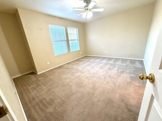 Building Photo - Spacious 3 Bed / 2.5 Bath Home with Large Yard & Lawn Care Included