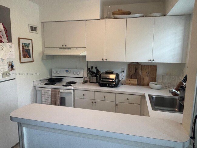 Building Photo - 7820 SW 55th Ave