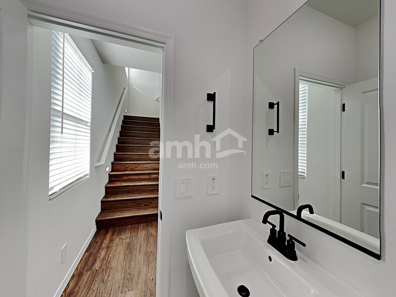 Building Photo - 795 S 150th Dr