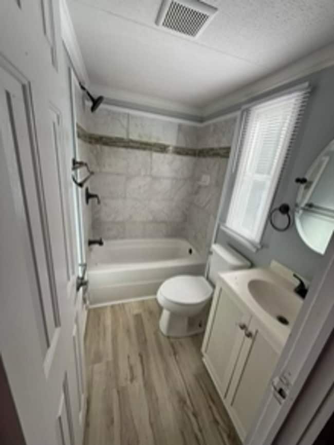 Building Photo - Private Setting/ Large Lot 3 bedroom 2 bath