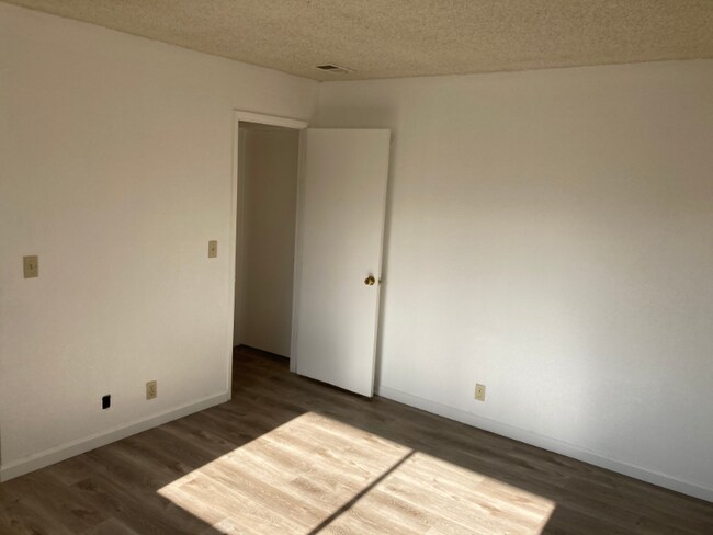 Building Photo - 1518 Moorpark Ave