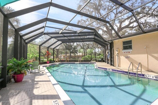 Building Photo - Remodeled 2 Bed 1 Bath Home | Washer/Dryer...
