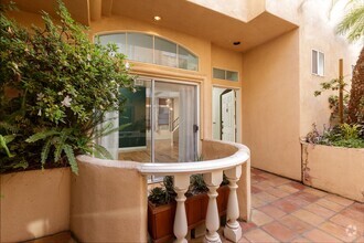 Building Photo - Beautiful 2BD 2.5BA unit in LA Maida Villa...