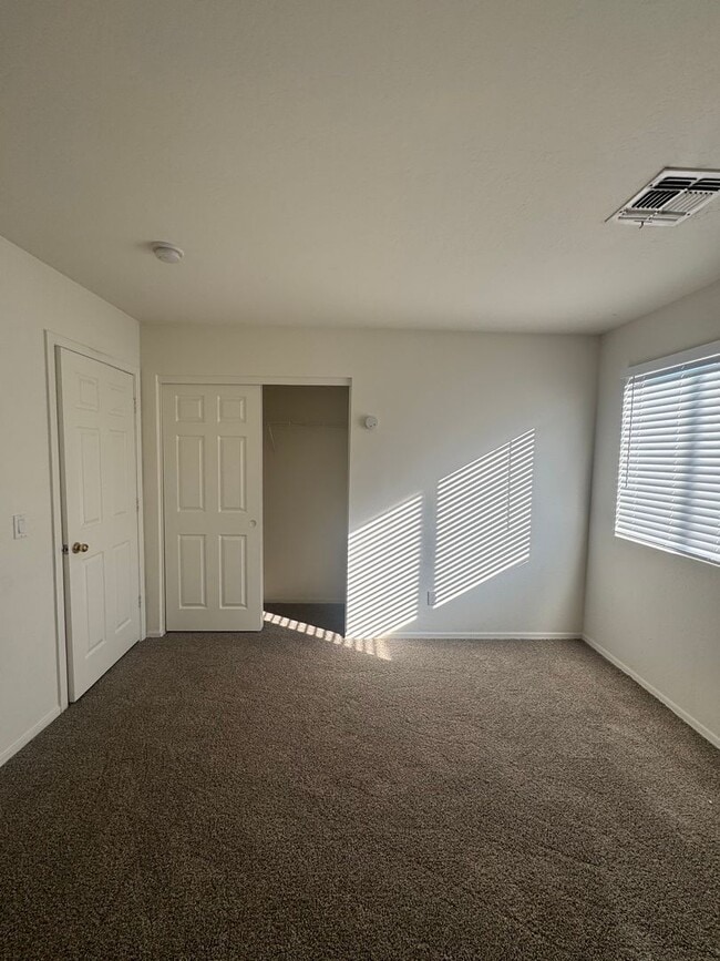 Building Photo - 4 BEDROOM IN PARK MEADOWS