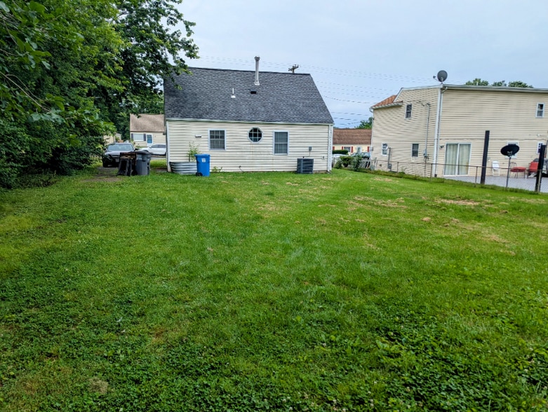 Building Photo - 144 Cabbel Dr