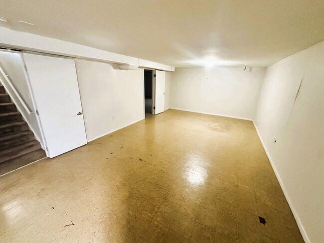 Building Photo - Spacious RANCH Home Available Now! Finishe...