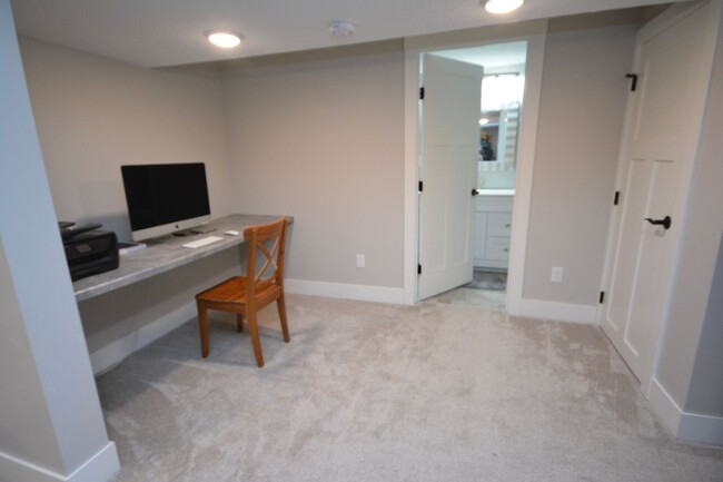 Building Photo - 4br Unit with GORGEOUS Updates For Rent!