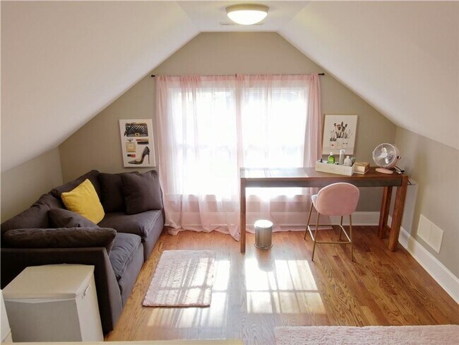 Building Photo - 3 Bedroom 2 Bath near the Beltline