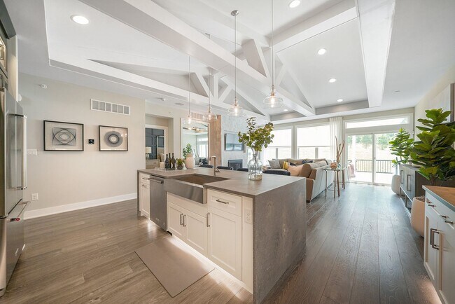 Building Photo - Luxury Fully Furnished 3 Bed 3.5 Bath Townhome in Darlington Ridge